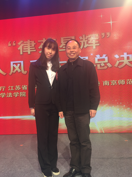 3 英国365集团公司官网宋晓副经理向王珺洁同学表示祝贺.JPG